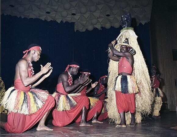 APRÈS 17 ANS DE DISETTE LES BALLETS AFRICAINS RETOURNENT SUR SCÈNE