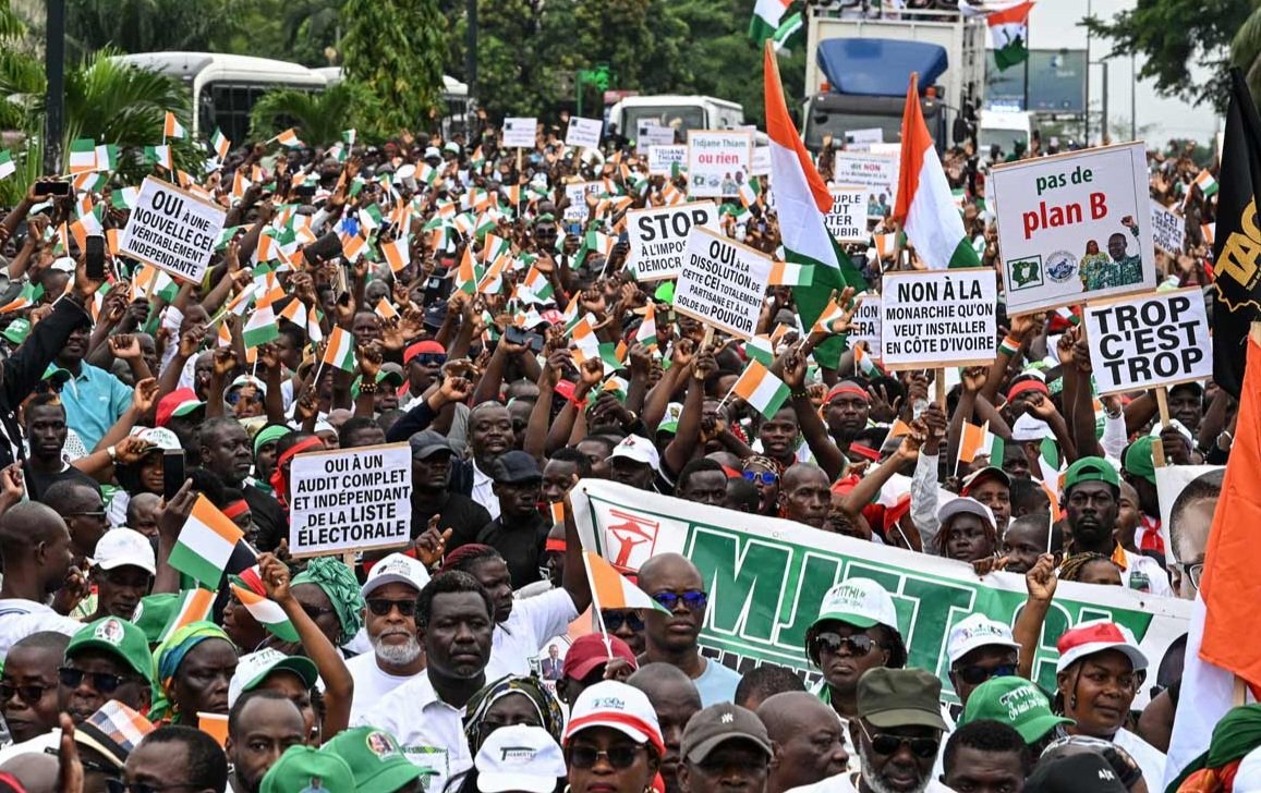 ÉLECTIONS ET TRANSITIONS : LE MONDE EN MOUVEMENT